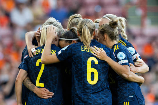 Players of Sweden celebrate the 0-1 goal by Jonna Andersson