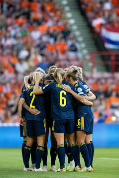 Players of Sweden celebrate the 0-1 goal by Jonna Andersson