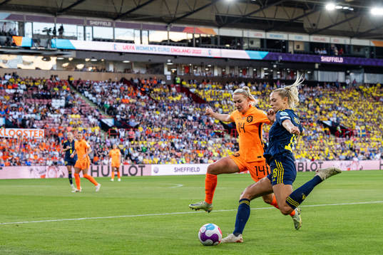 Jackie Groenen of Netherlands and Fridolina Rolfö of Sweden