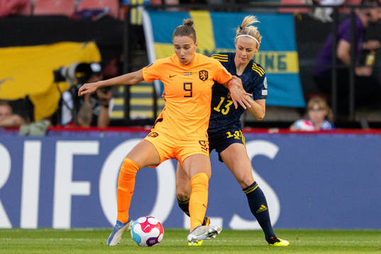 Anna Miedema of Netherlands and Amanda Ilestedt of Sweden