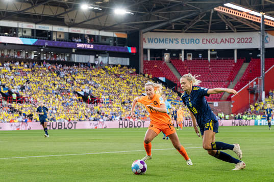Jackie Groenen of Netherlands and Fridolina Rolfö of Sweden