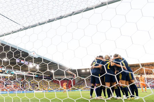 Players of Sweden celebrate the 0-1 goal by Jonna Andersson