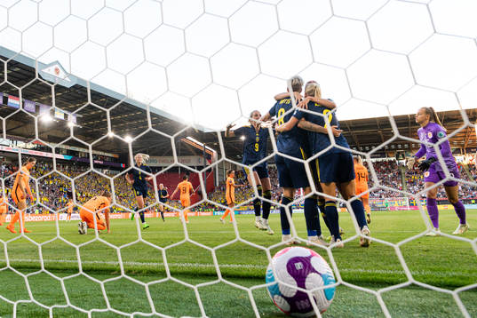 Players of Sweden celebrate the 0-1 goal by Jonna Andersson