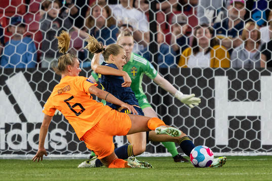 Jill Jamie Roord of Netherlands against Magdalena Eriksson