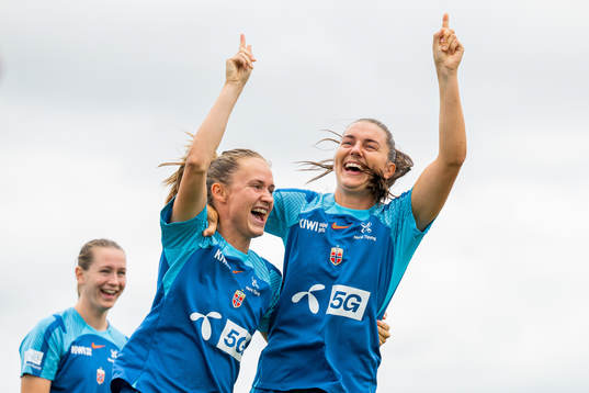 Caroline Graham Hansen and Vilde Bøe Risa of the Norwegian