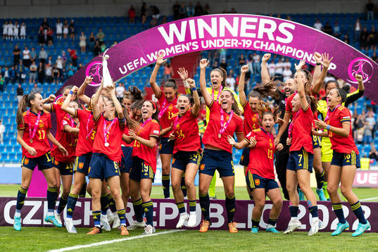 Players of Spain celebrate