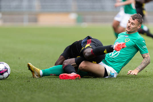 Jönköpings Södras Adrian Edqvist och Östersunds Yannick