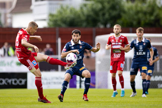 Skövde AIKs Gustav Friberg och Örgrytes Anel Rashkaj
