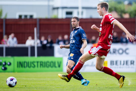 Skövde AIKs Mikael Mörk och Örgrytes Jonathan Azulay