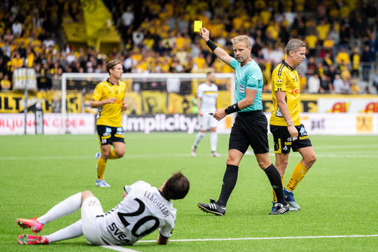 Elfsborgs Andre Ibsen Rømer får en varning av domare