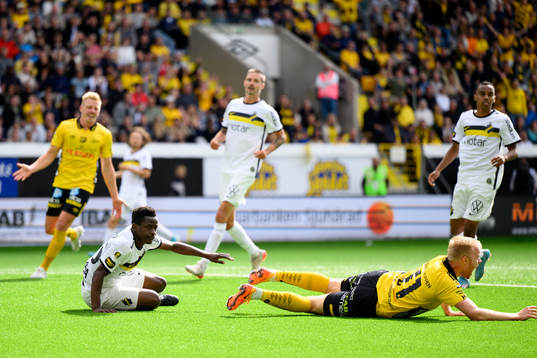 AIKs Erick Otieno Ouma och Elfsborgs Sveinn Guðjohnsen