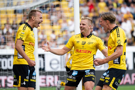 Elfsborgs Gustav Henriksson jublar med Per Frick och Noah