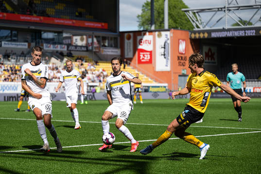 AIKs Mikael Lustig och Simon Strand försvarar mot