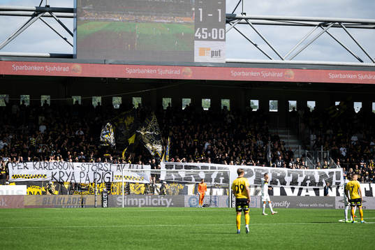AIKs supportar med en banderoll för Per Karlsson