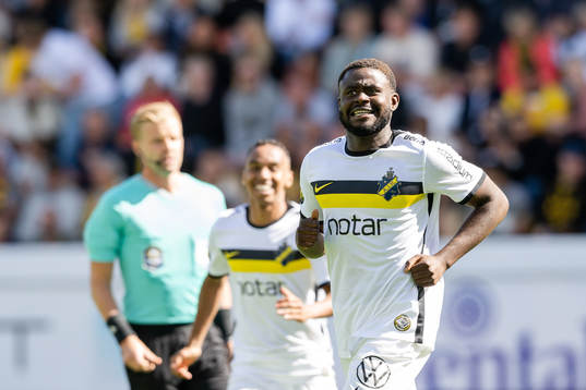 AIKs Benjamin Mbunga Kimpioka jublar