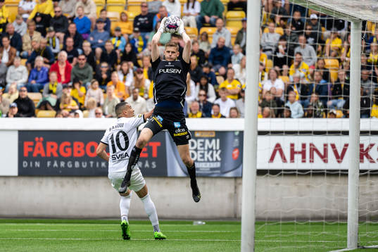 AIKs Nabil Bahoui och Elfsborgs målvakt Tim Rönningunder