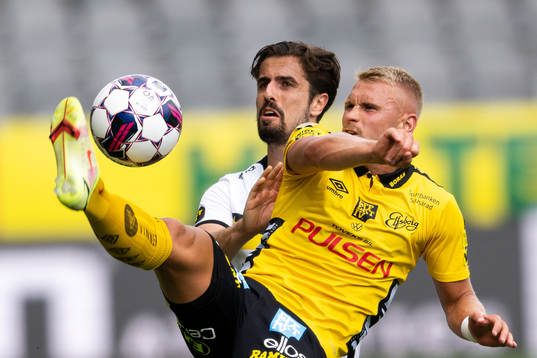 AIKs Zachary Elbouzedi och Elfsborgs Simon Strand