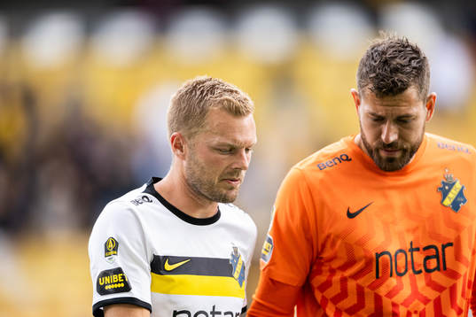 AIKs Sebastian Larsson och målvakt Kristoffer Nordfeldt
