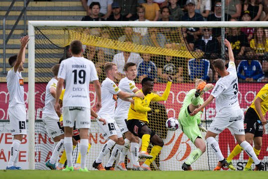 Mjällbys Silas Nwankwo oroar framför Häckens målvakt