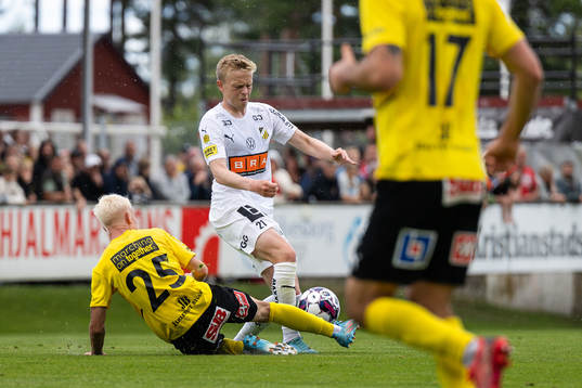 Häckens Tomas Olai Totland och Mjällbys Otto Rosengren