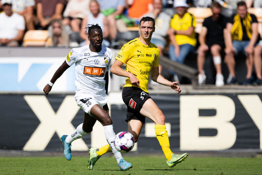 Mjällbys Jetmir Haliti och Häckens Blair Sebastian Turgott