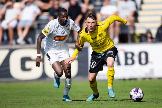 Mjällbys Noah Persson och Häckens Blair Sebastian Turgott