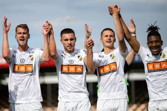 Häckens spelare jublar