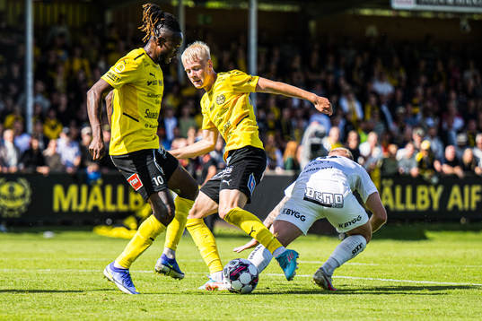 Mjällbys Mamudu Moro och Otto Rosengren