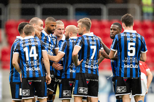 Sirius Karl Larson jublar med lagkamrater