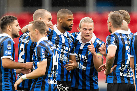 Sirius Karl Larson jublar med lagkamrater