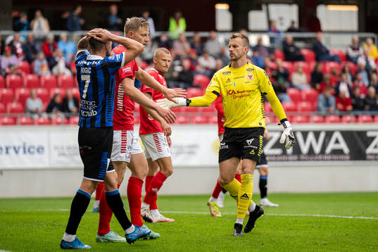 Kalmars Lars Saetra och målvakt Ricardo Friedrich
