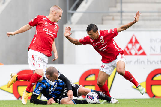 Sirius Adam Hellborg i en kamp mot Kalmars Isak Jansson och