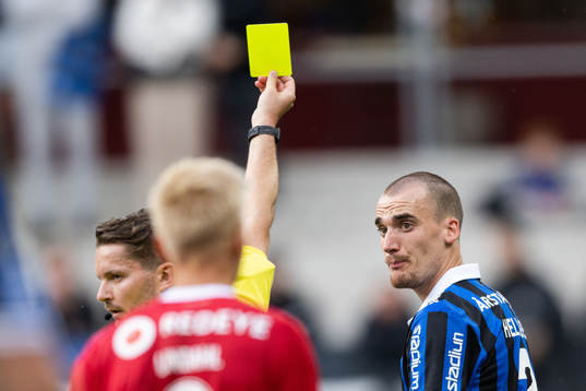 Sirius Adam Hellborg får en varning av domare Joakim