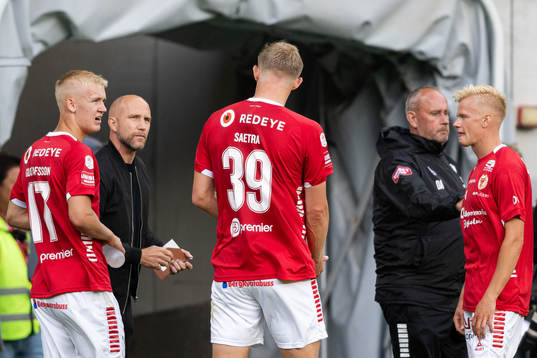 Kalmars tränare Henrik Rydström i samtal med Carl