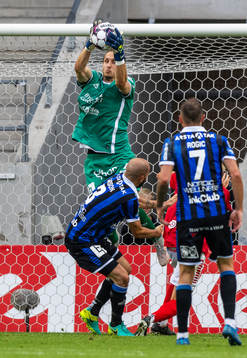 Sirius målvakt David Mitov Nilsson och Karl Larson