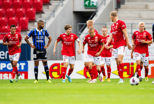 Kalmars Oliver Berg jublar med lagkamrater