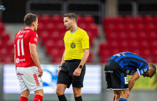 Domare Joakim Östling samtalar med Kalmars Simon Skrabb