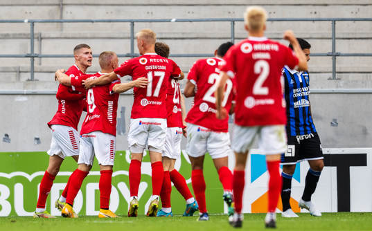 Kalmars Davíd Kristján Ólafsson jublar med lagkamrater