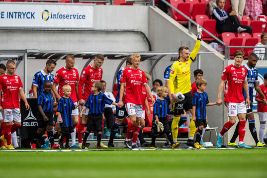 Spelarna tågar in