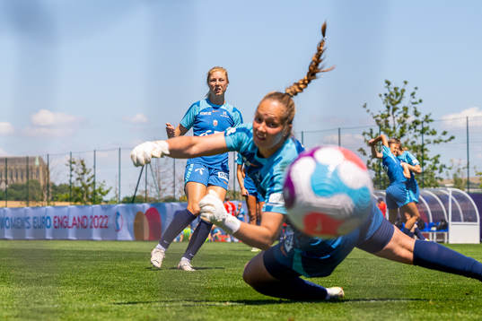 Sophie Román Haug and goalkeeper Aurora Mikalsen of the