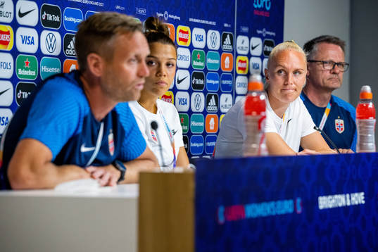 Head coach Martin Sjögren, Celin Bizet Ildhusøy, Maria