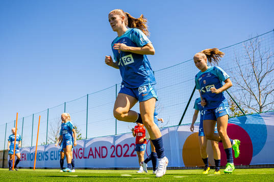 Maren Mjelde and Guro Reiten of the Norwegian national