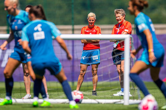 Kristine Skuland Nilsen, kit manager, and Heidi Støre of