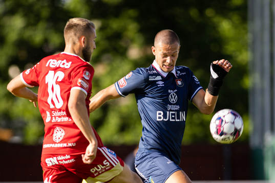 Skövde AIKs Jack Cooper Lover och Örgrytes Arvid Brorsson