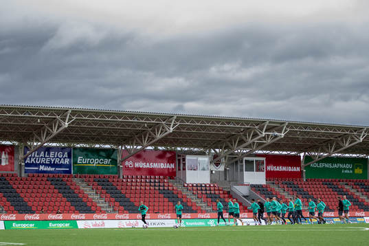 Players of Vikingur warms up