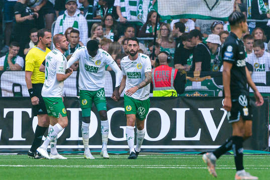 Hammarbys Bubacarr Trawally har ont och får hjälp av