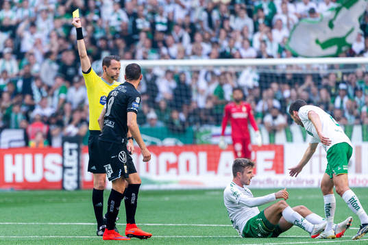 IFK Göteborgs Marcus Berg får en varning av domare