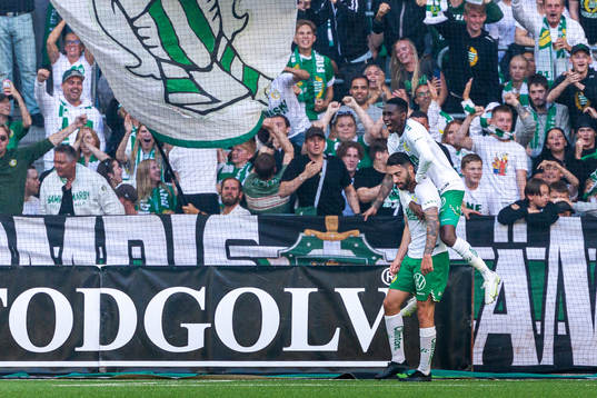 Hammarbys Nahir Besara och Bubacarr Trawally jublar