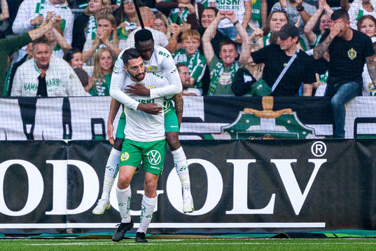 Hammarbys Nahir Besara och Bubacarr Trawally jublar