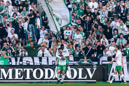 Hammarbys Nahir Besara och Bubacarr Trawally jublar